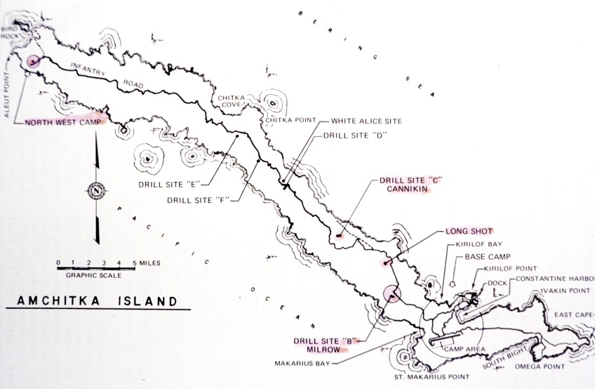 Mapa de Amchitka Island con ubicación de los sitios de pruebas nucleares