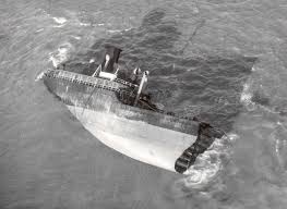 T2 Tanker partido en el mar